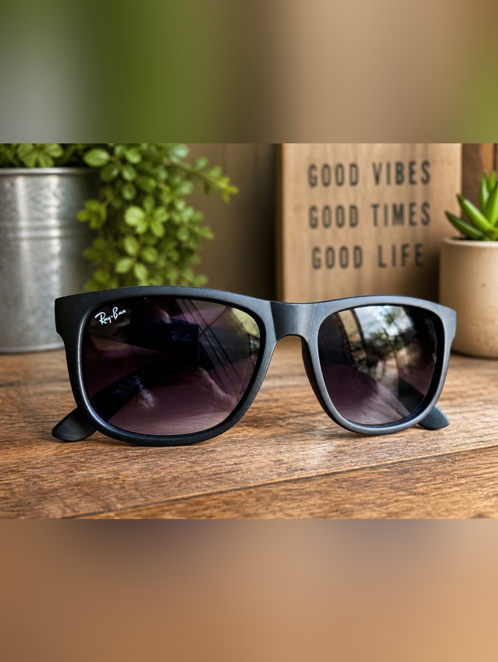 Ray-Ban Black Wayfarer Style Sunglasses | Classic Unisex Shades